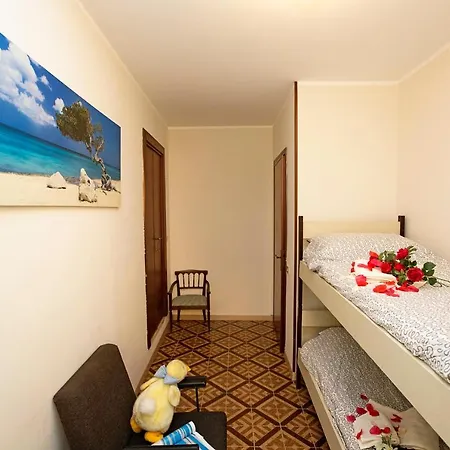 Апартаменты Sleeps 4 Air Con *