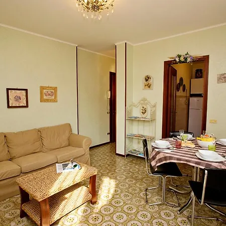 Апартаменты Sleeps 4 Air Con