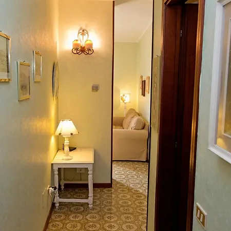 Апартаменты Sleeps 4 Air Con *