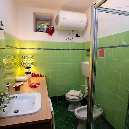 Апартаменты Sleeps 4 Air Con Pulciano